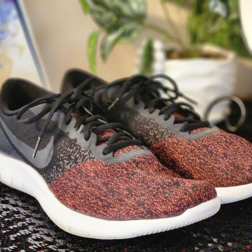 Nike Men's Black and Red Athletic Shoes